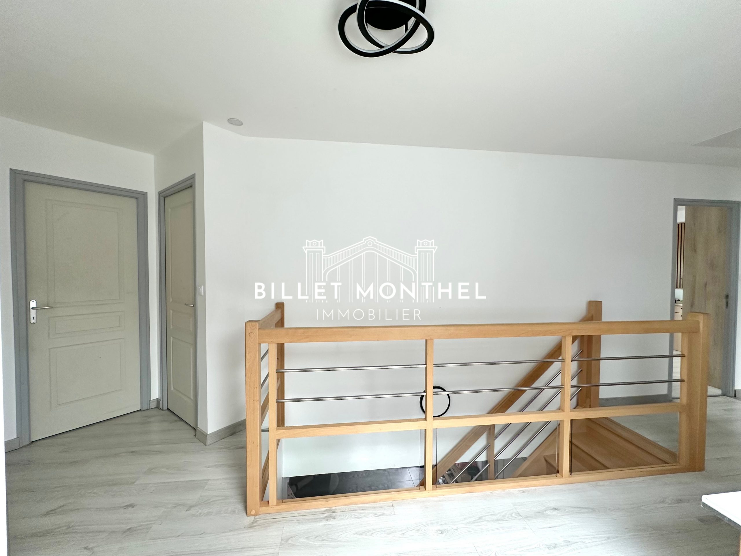 maison-acqueville-grand-palier-premier-étage-dégagement-vue-escalier