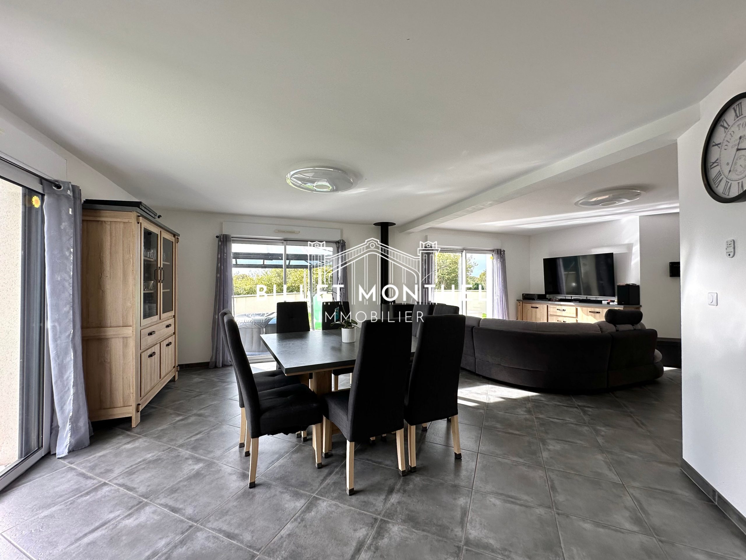 maison-acqueville-grande-piece-de-vie-salle-à-manger-séjour-rangements-poêle-à-granulés