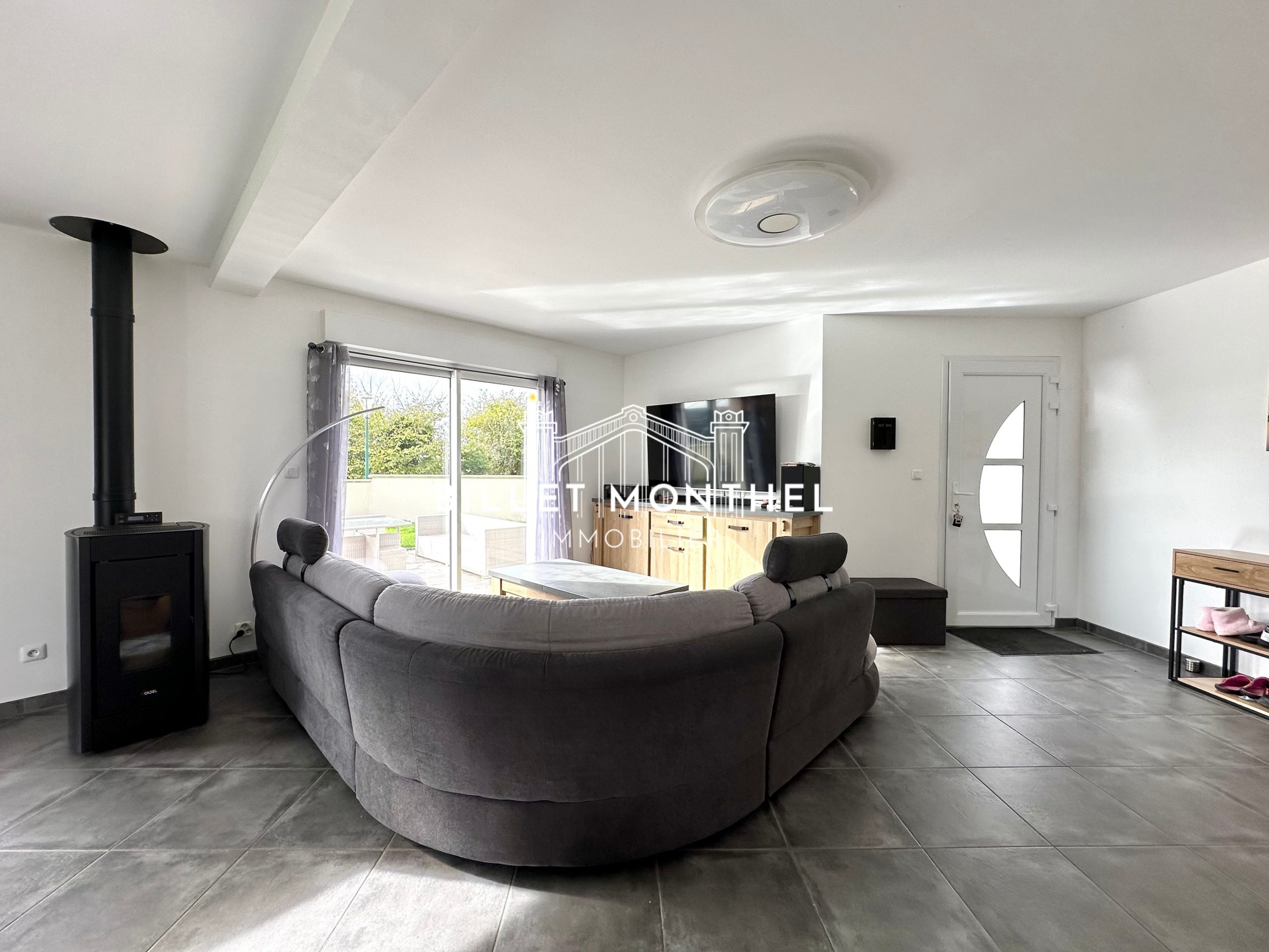 maison-acqueville-grande-piece-de-vie-salon-poêle-à-granulés