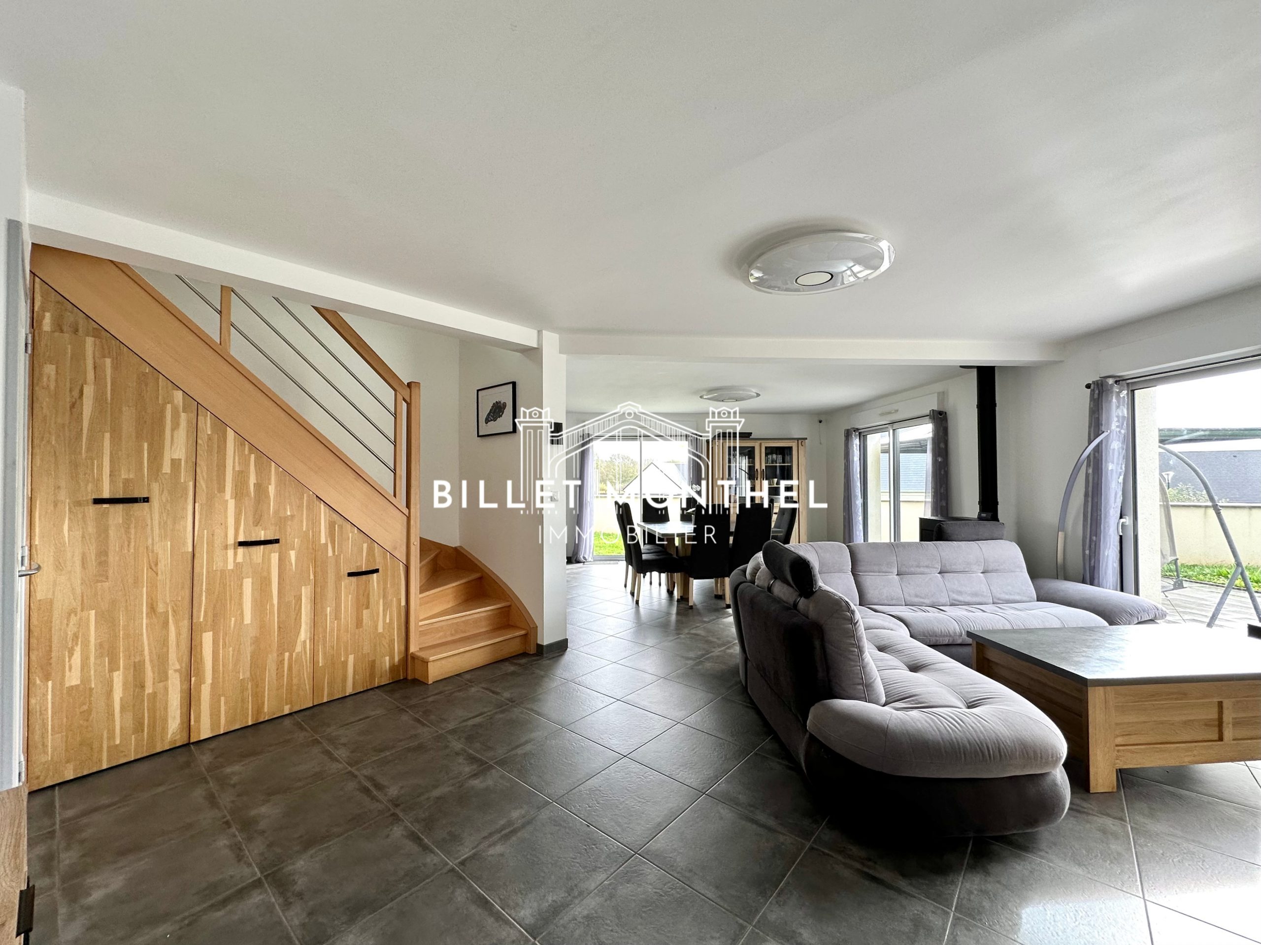 maison-acqueville-grande-piece-de-vie-salon-séjour-rangements-poêle-à-granulés