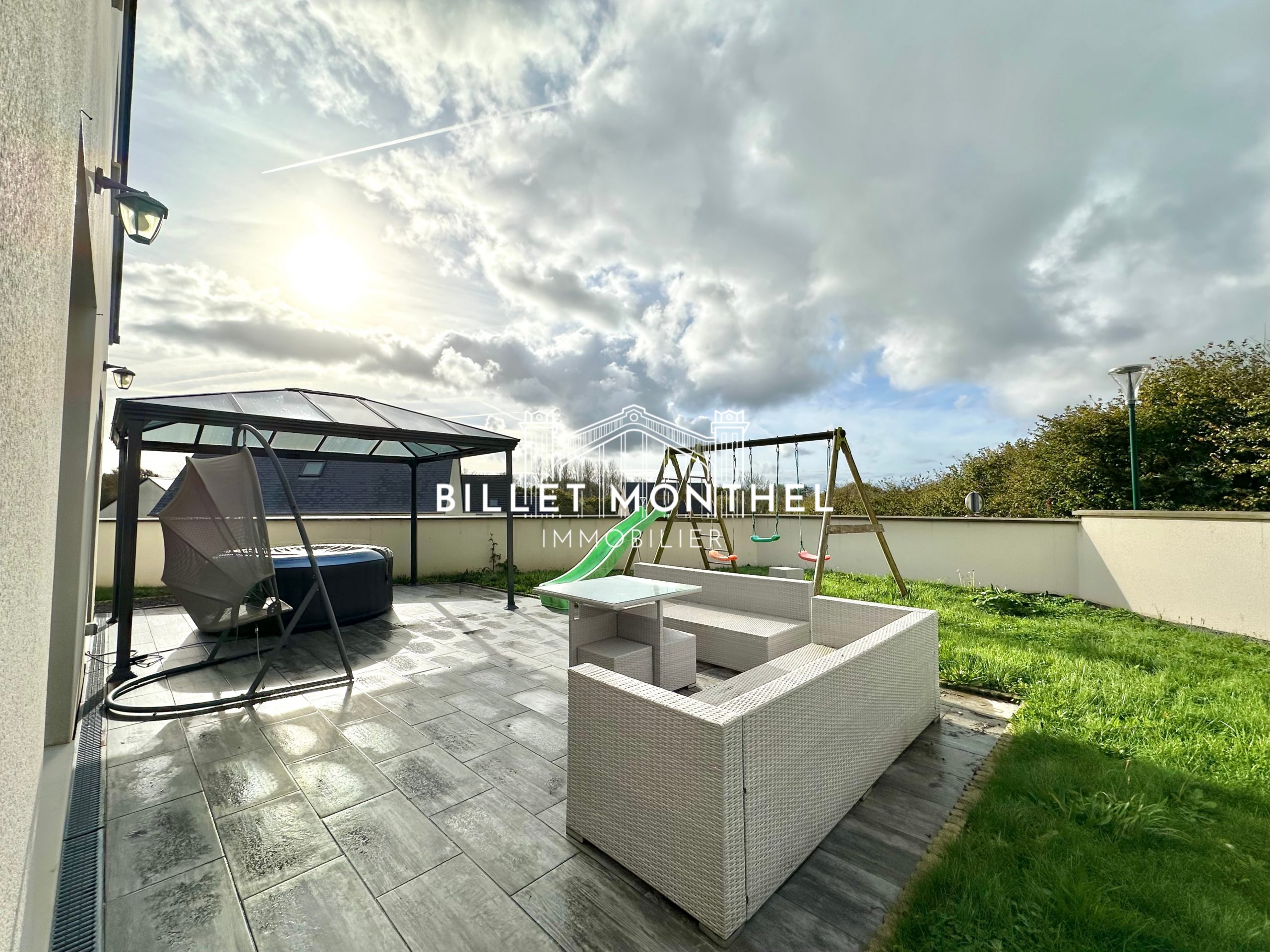 maison-acqueville-terrasse-exposition-sud-pergola