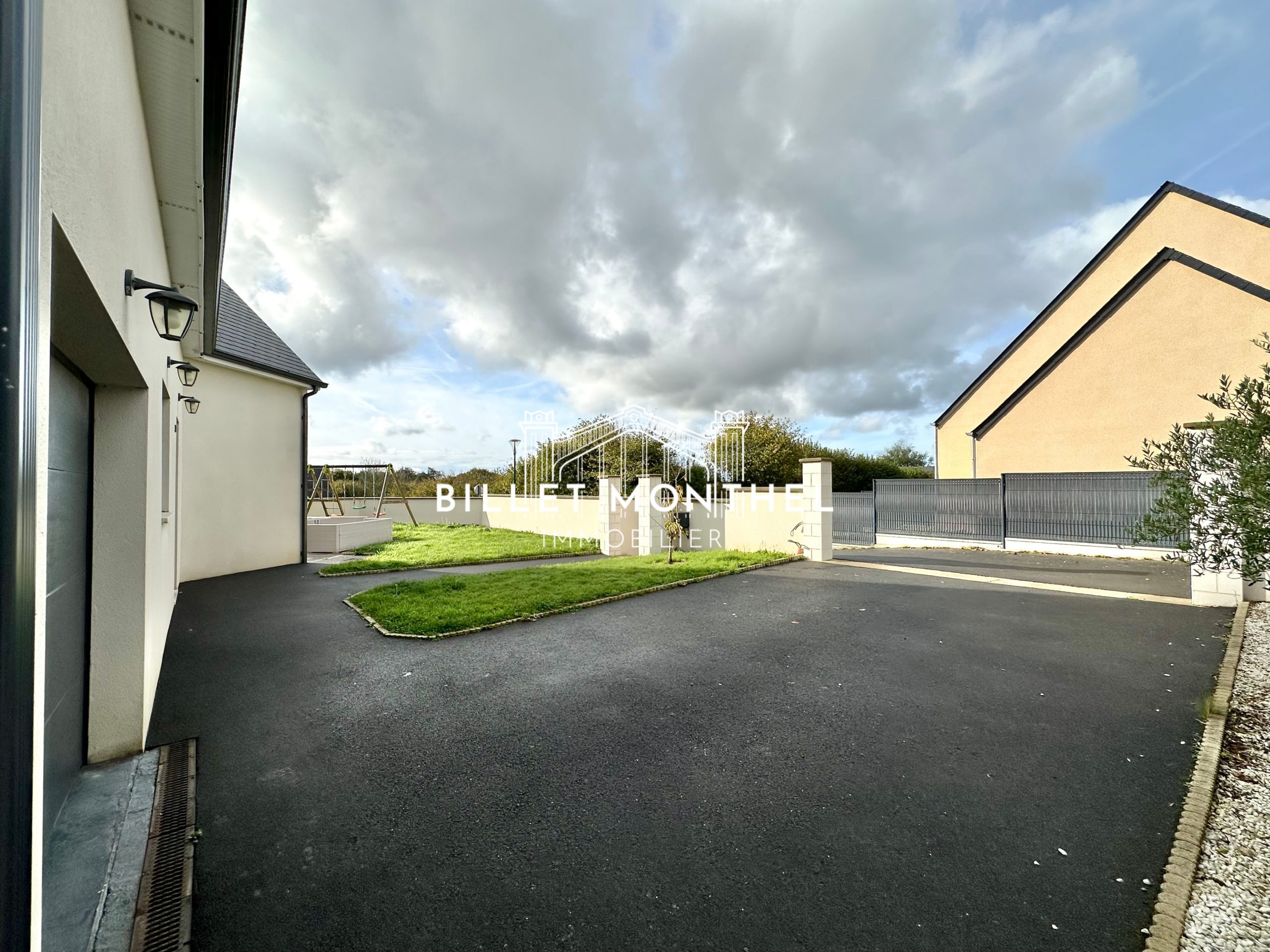 maison-acqueville-vue-ensemble-extérieur-cour-intérieure