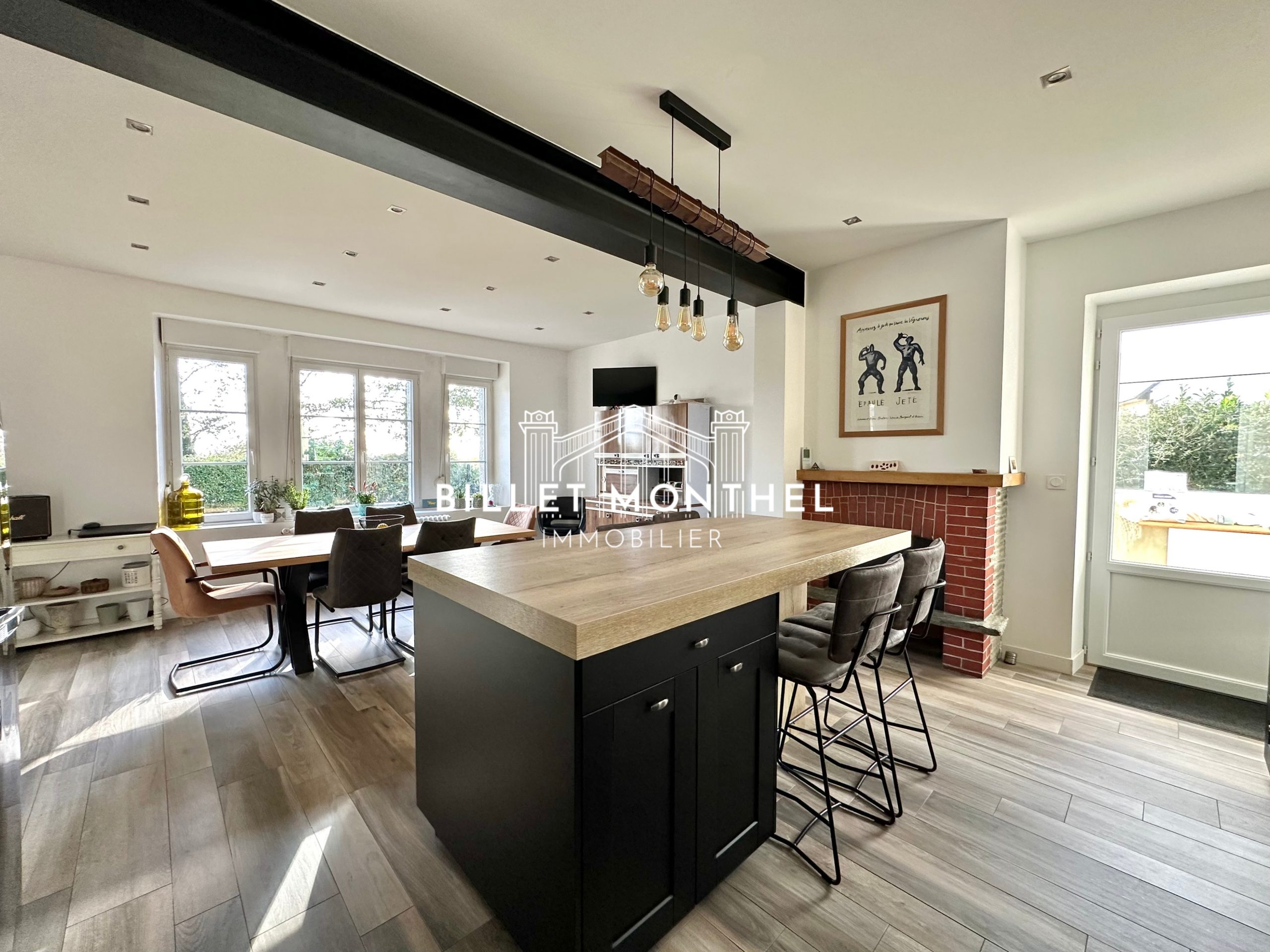 cuisine-amenagee-equipee-maison-elegante-octeville-cherbourg-en-cotentin-vue-salle-à-manger