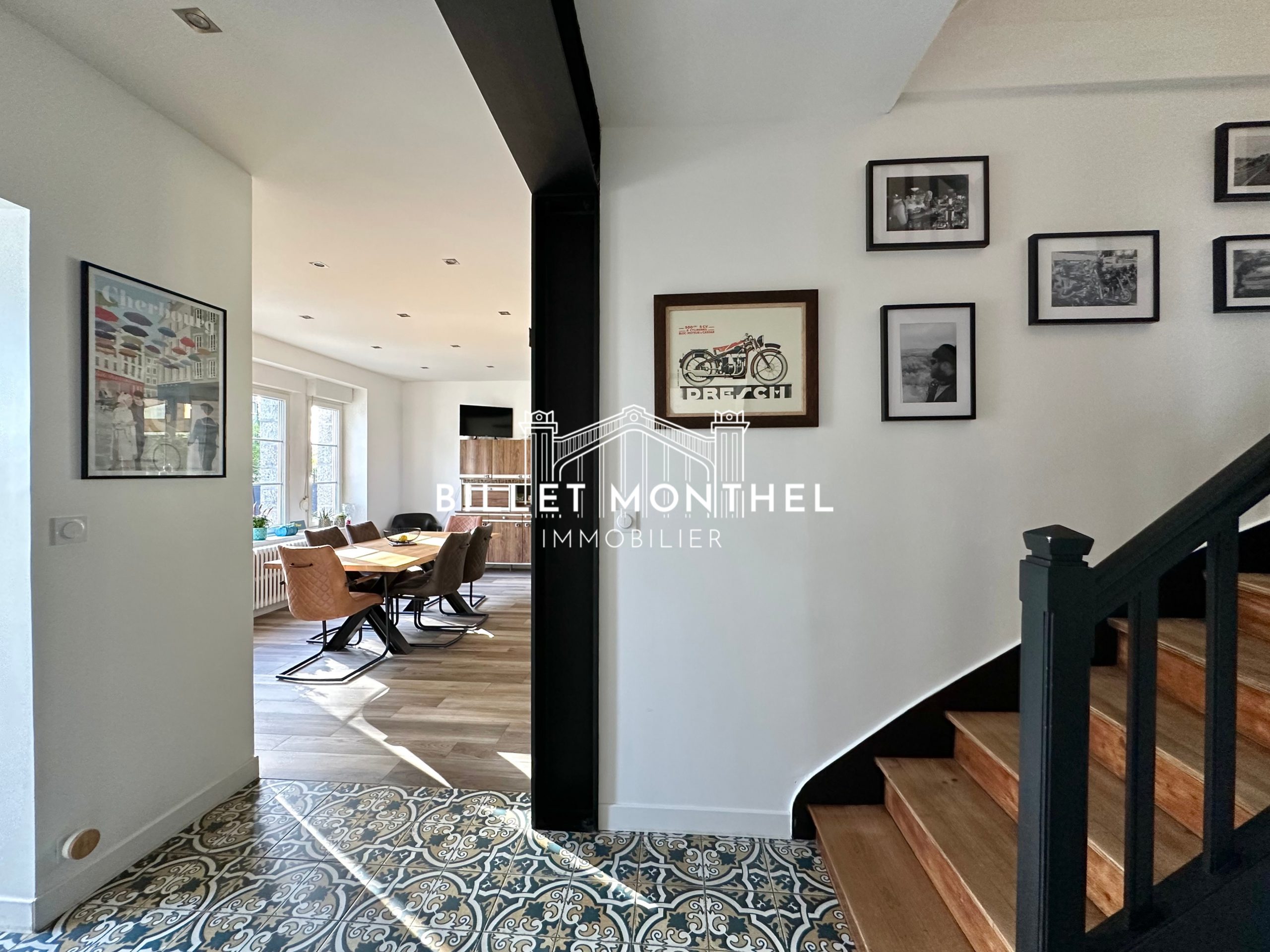 entrée-escalier-carreau-ciment-maison-elegante-octeville-cherbourg-en-cotentin