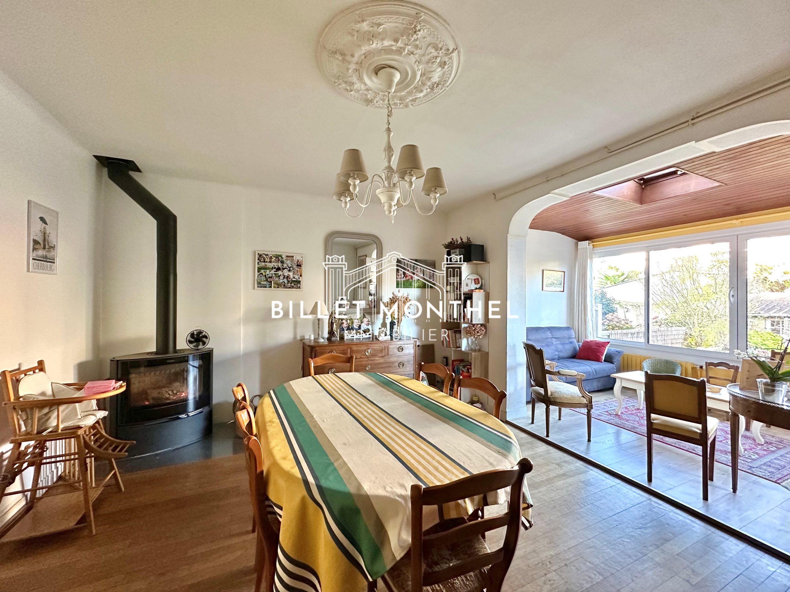 maison-proche-centre-ville-naval-group-séjour-poele-à-bois