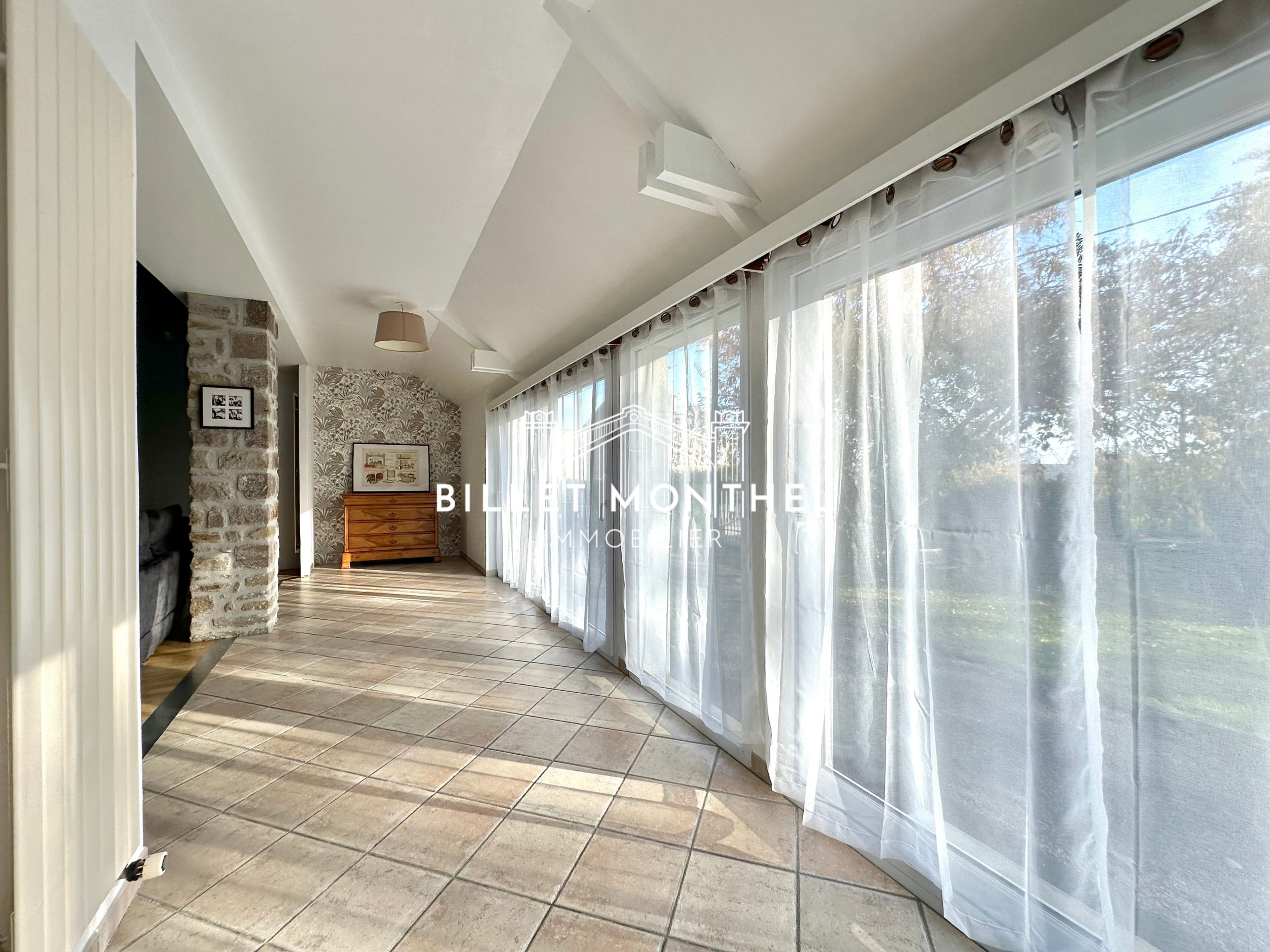 pièce-de-vie-fenêtres-lumineuse-maison-elegante-octeville-cherbourg-en-cotentin