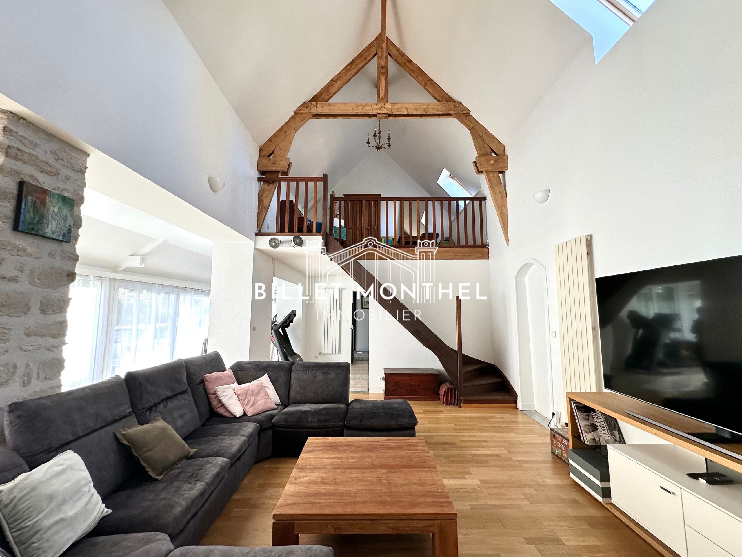 pièce-de-vie-vue-droite-maison-elegante-octeville-cherbourg-en-cotentin