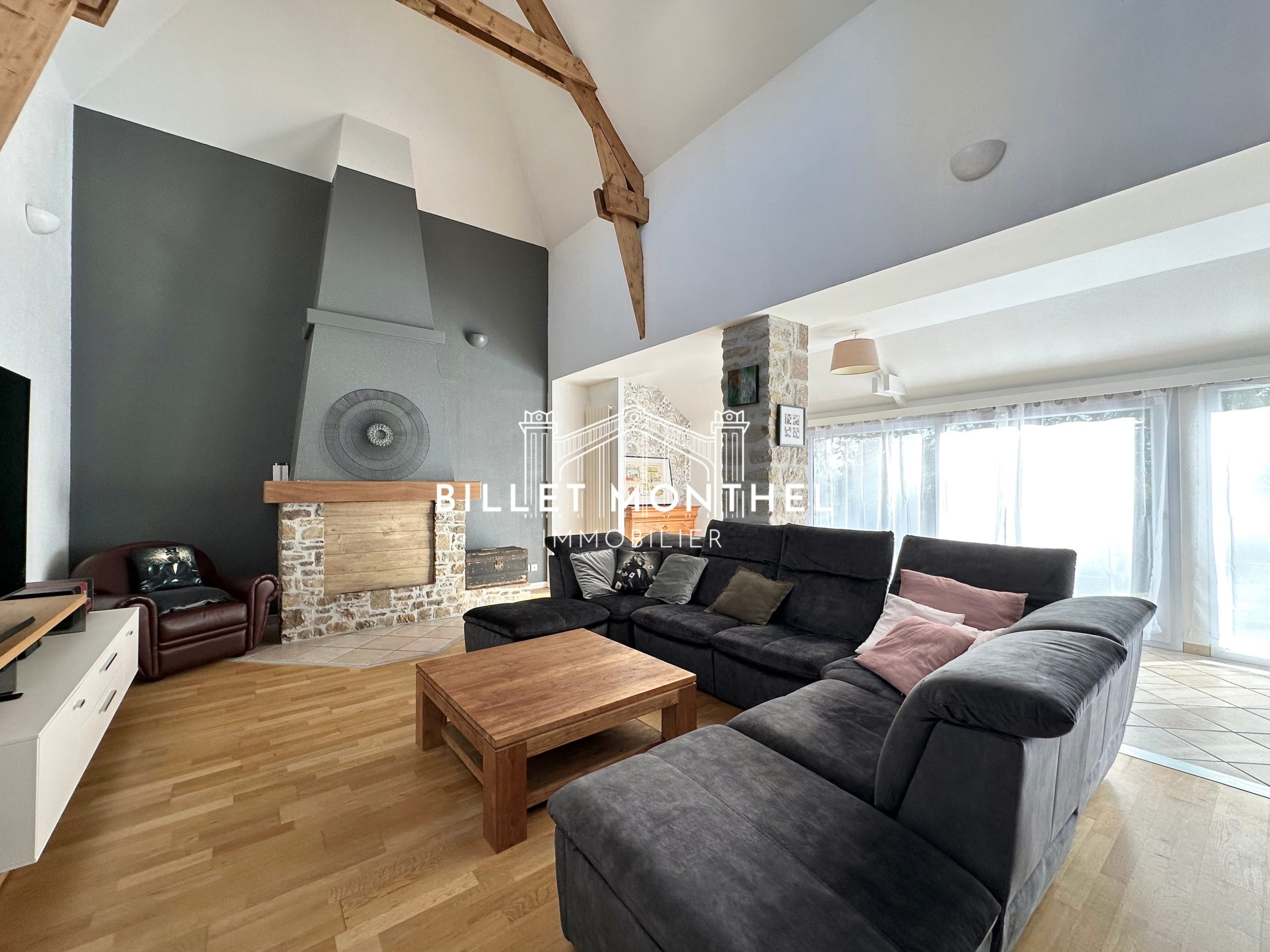 salon-fenêtres-lumineux-maison-elegante-octeville-cherbourg-en-cotentin